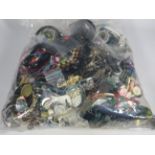 10kg UNSORTED COSTUME JEWELLERY inc. Bangles, Necklaces, Rings, Earrings. 709871