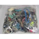 10kg UNSORTED COSTUME JEWELLERY inc. Bangles, Necklaces, Rings, Earrings. 537709