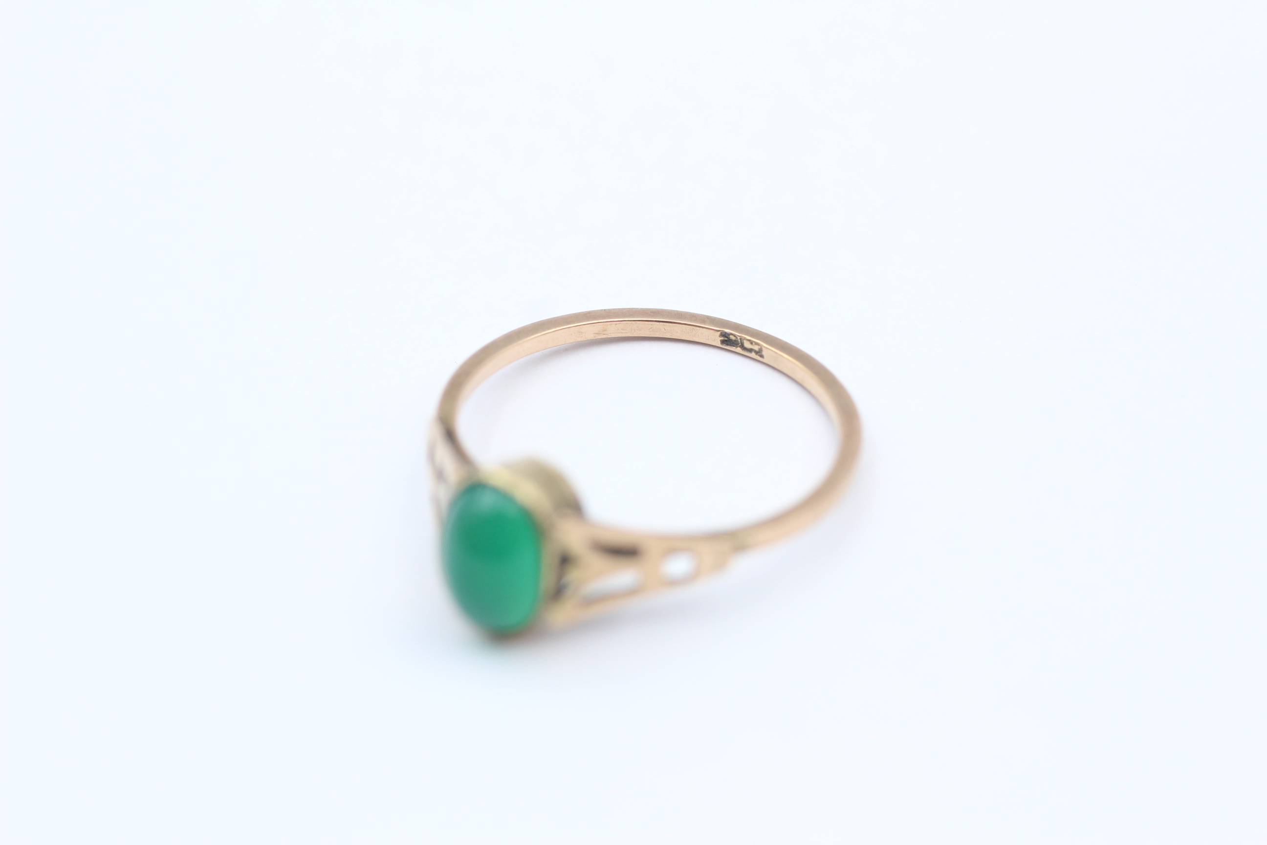 9ct Gold Chrysoprase Openwork Shoulders Ring - Image 4 of 4