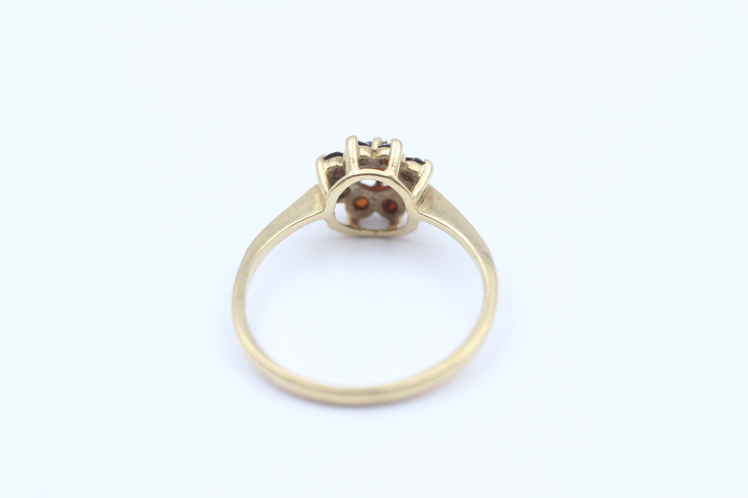 9ct Gold Garnet Floral Cluster Ring - Image 3 of 5