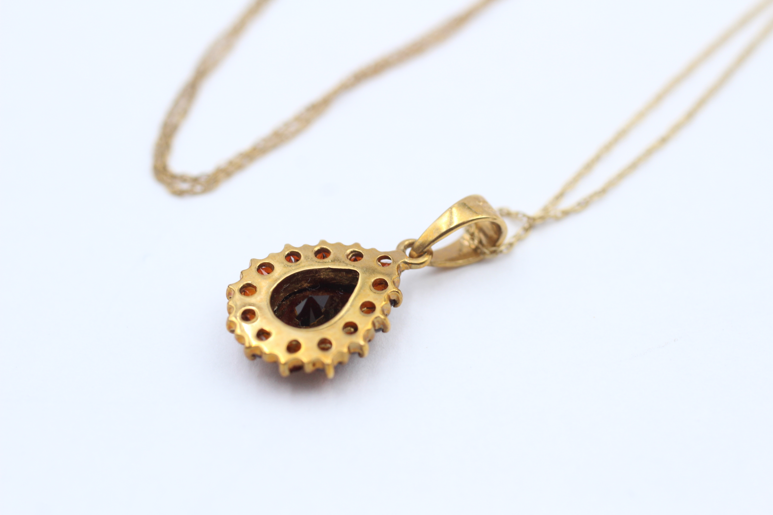 9ct Gold Garnet Teardrop Cluster Pendant Necklace - Image 3 of 5