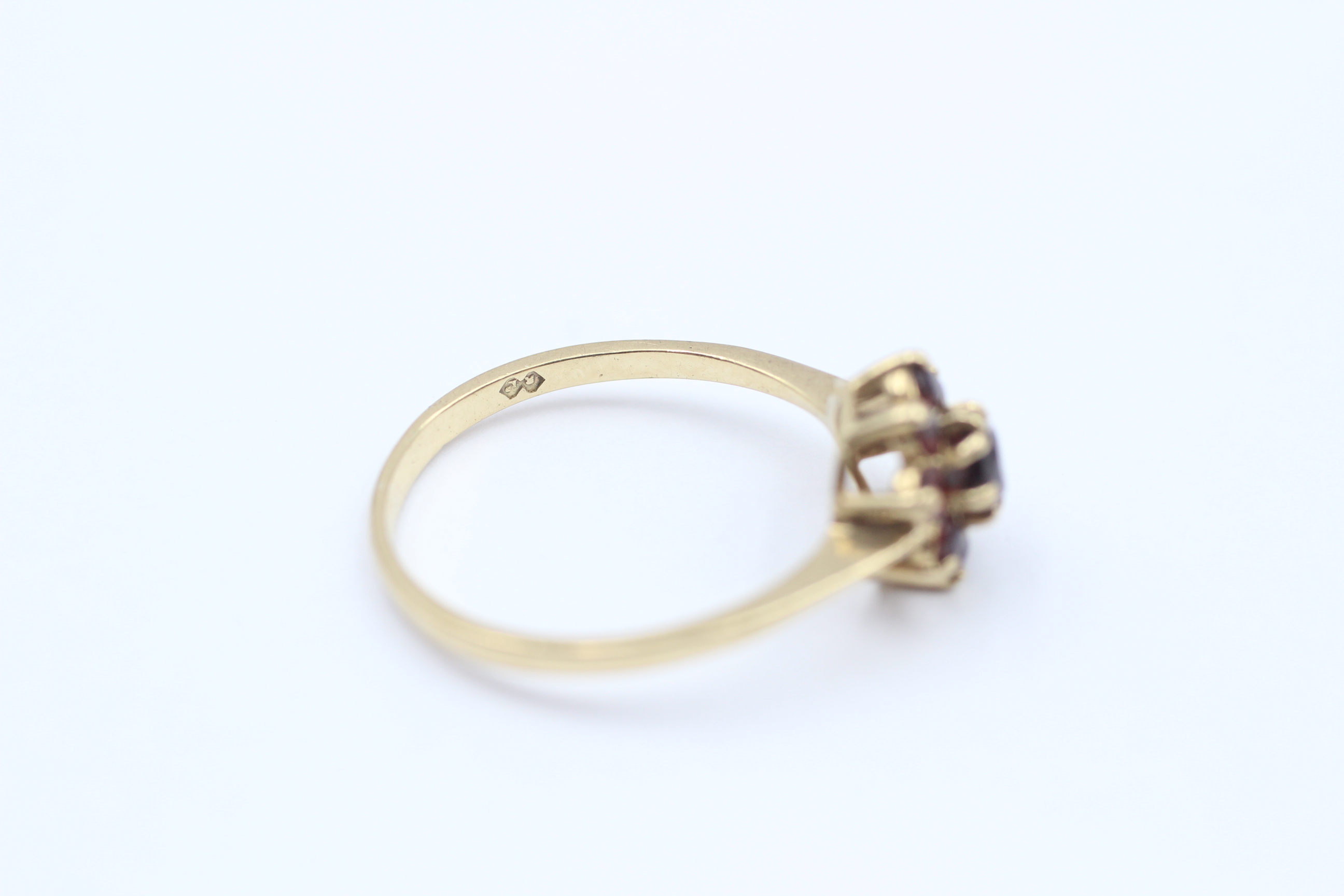 9ct Gold Garnet Floral Cluster Ring - Image 2 of 5