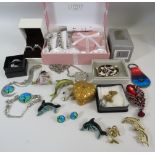 Selection of costume jewellery including a 925 ring set and a watch and bracelet set.