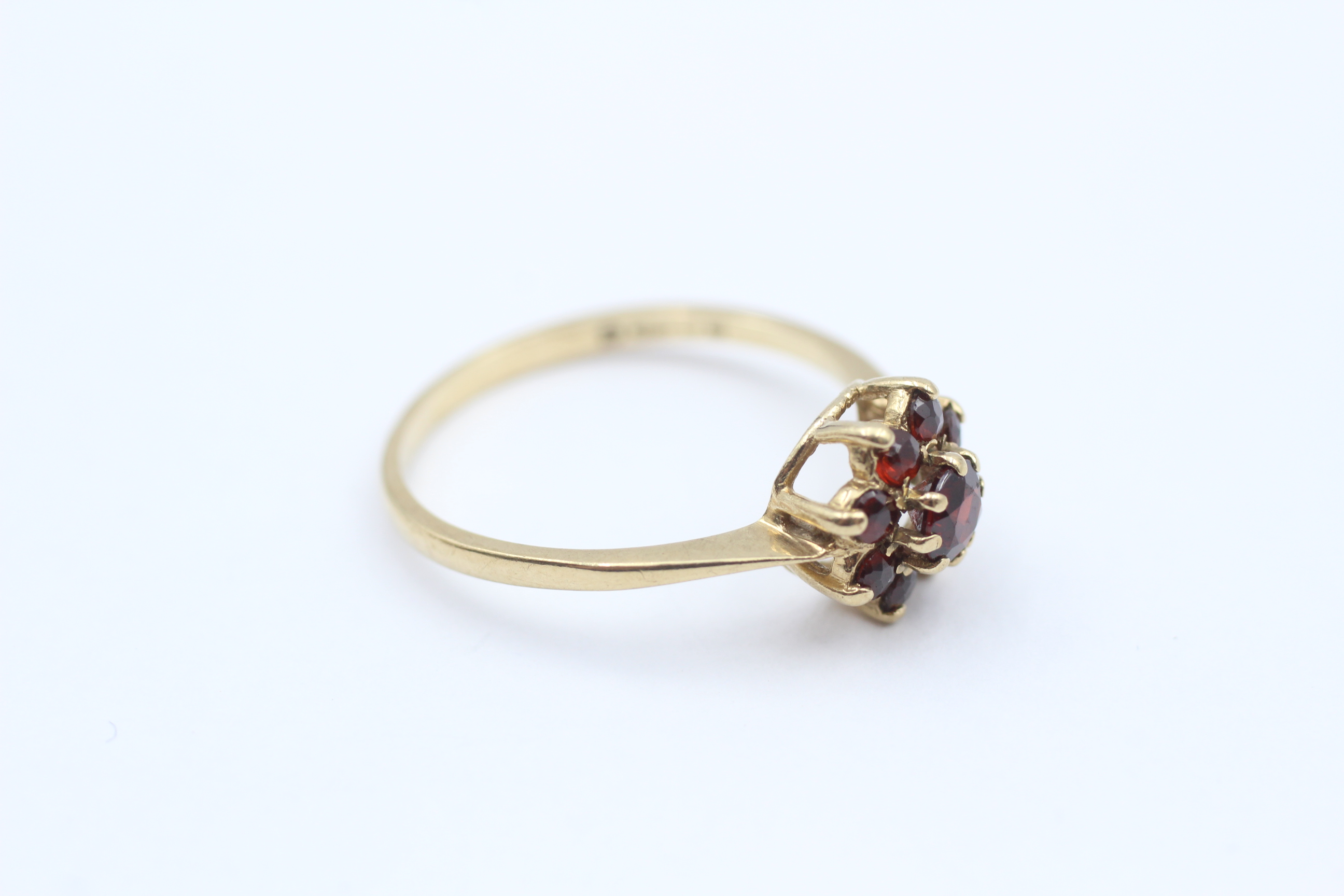 9ct Gold Garnet Floral Cluster Ring - Image 5 of 5