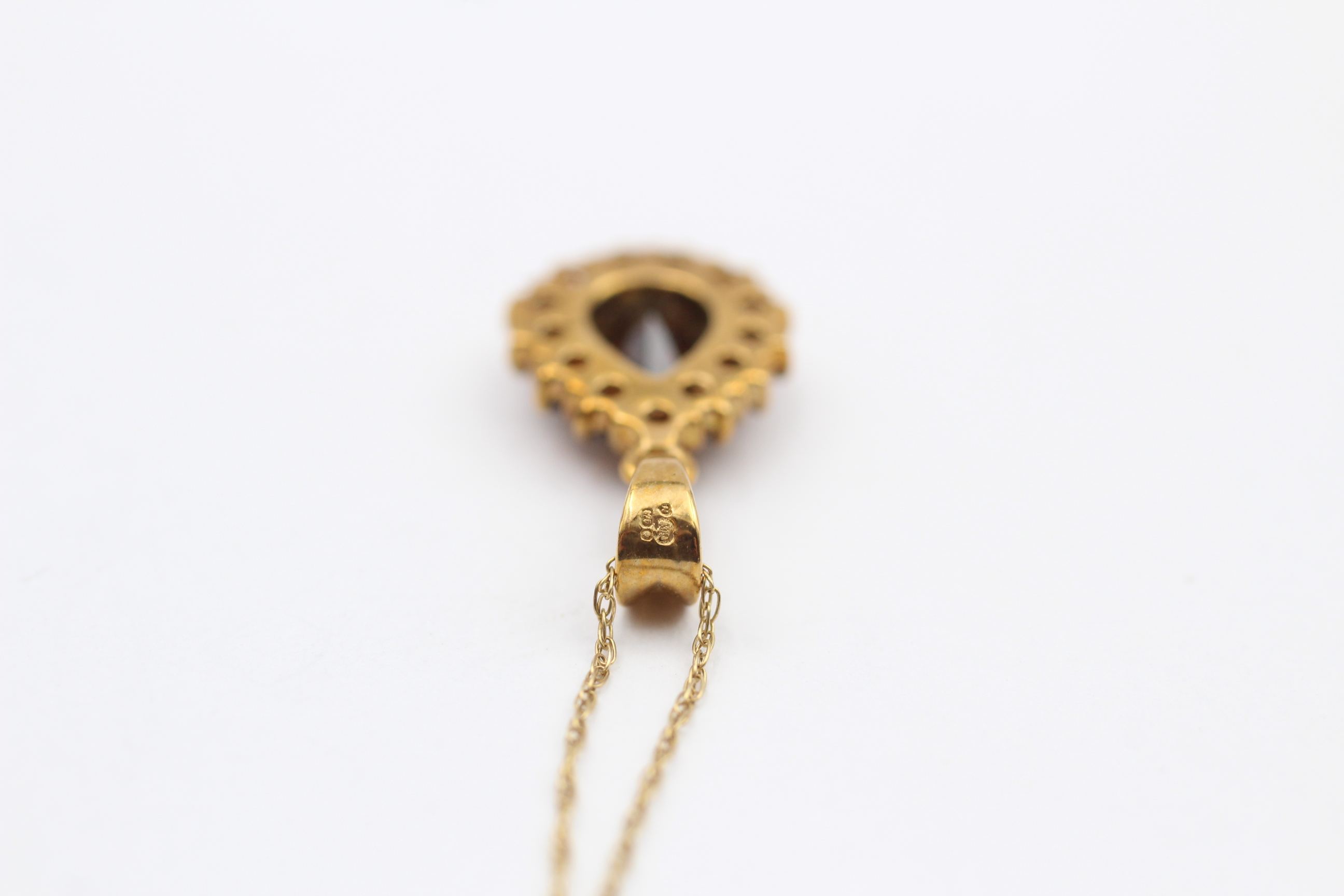 9ct Gold Garnet Teardrop Cluster Pendant Necklace - Image 4 of 5