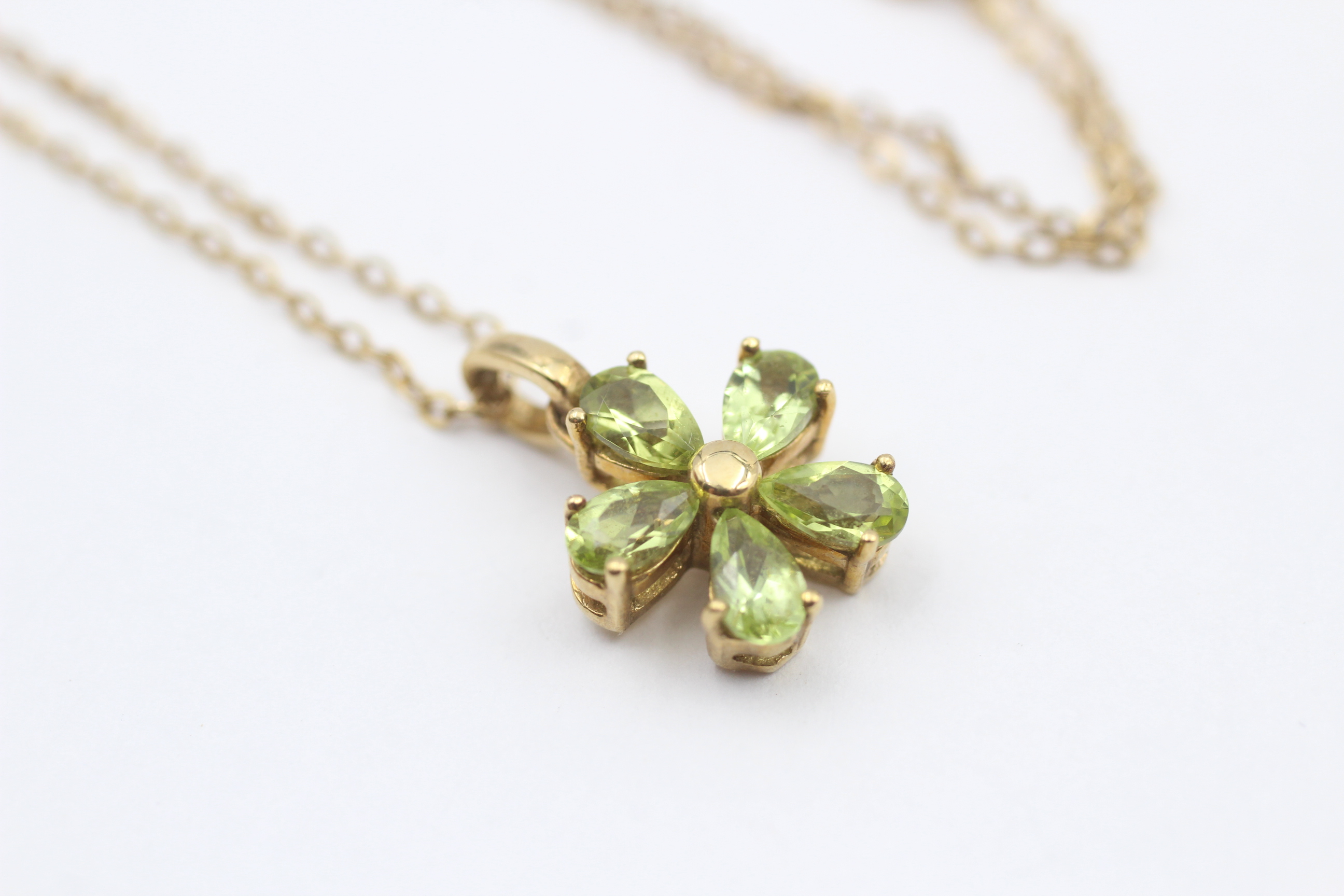 9ct Gold Green Gemstone Floral Pendant Necklace - Image 2 of 5
