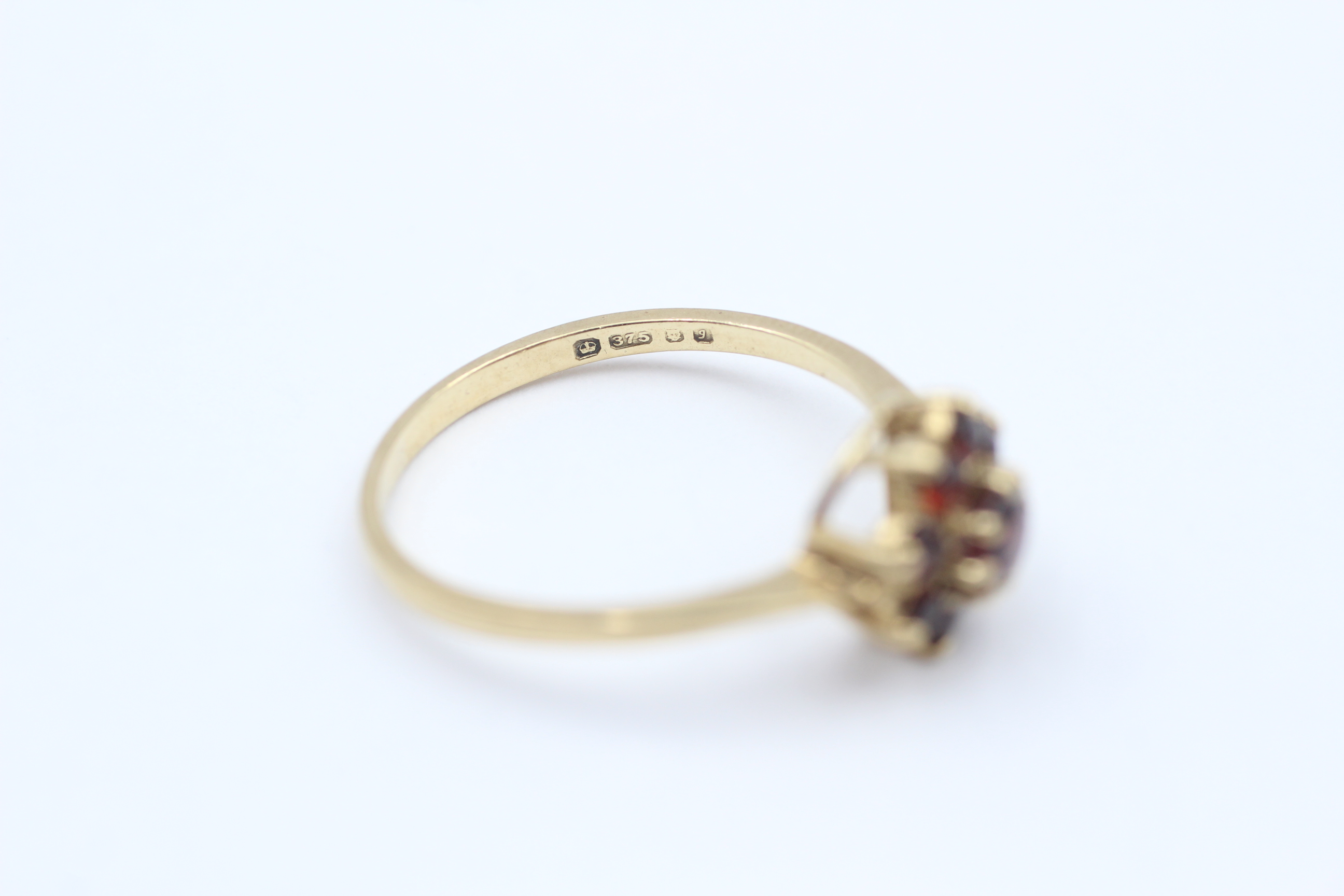 9ct Gold Garnet Floral Cluster Ring - Image 4 of 5