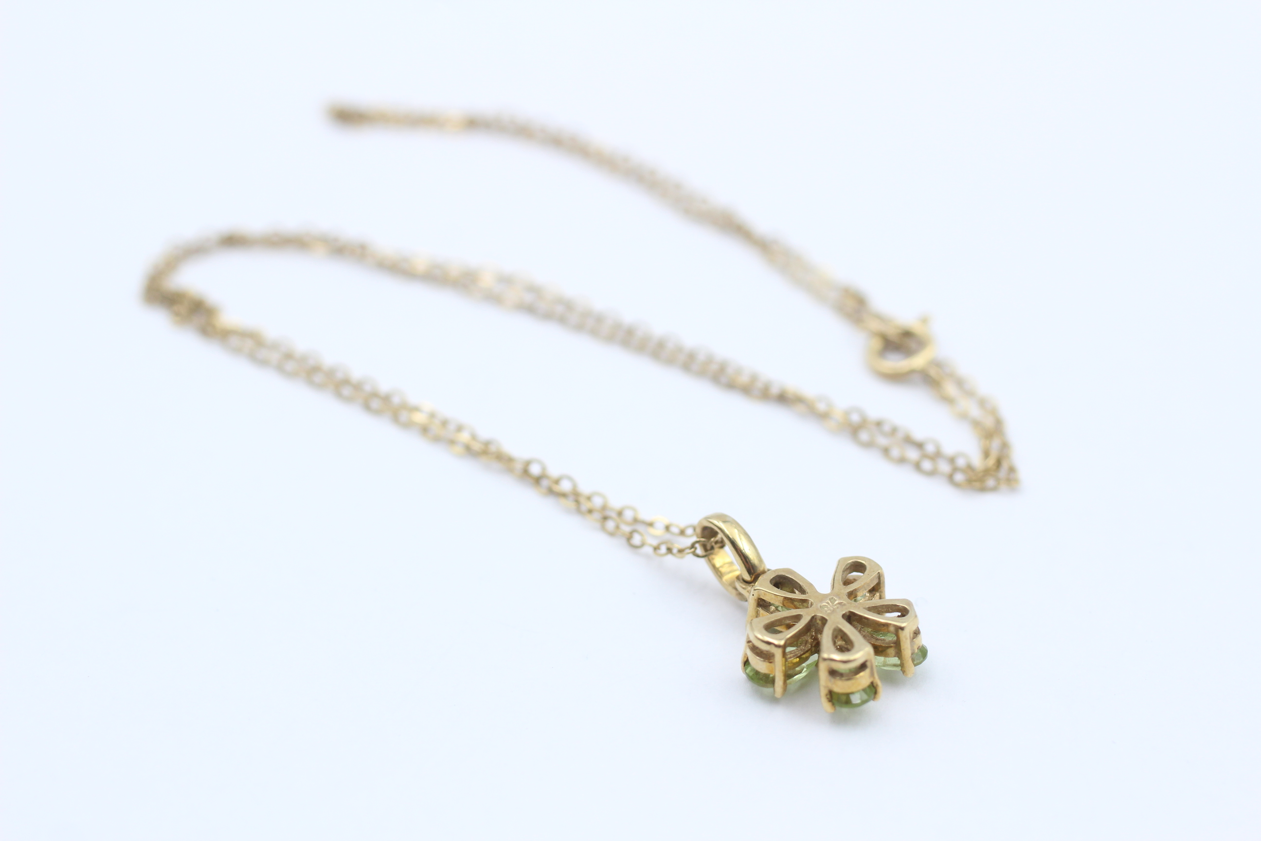 9ct Gold Green Gemstone Floral Pendant Necklace - Image 3 of 5