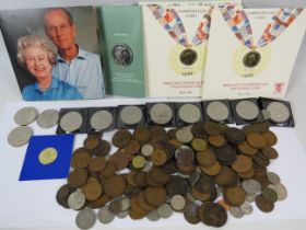 Mixed coin lot to include Two uncirulated £2 coins in presentation pack, £5 uncirculated coin in Roy