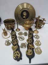 Mixed brass lot to include a door knocker, plant pots, horse brasses etc.