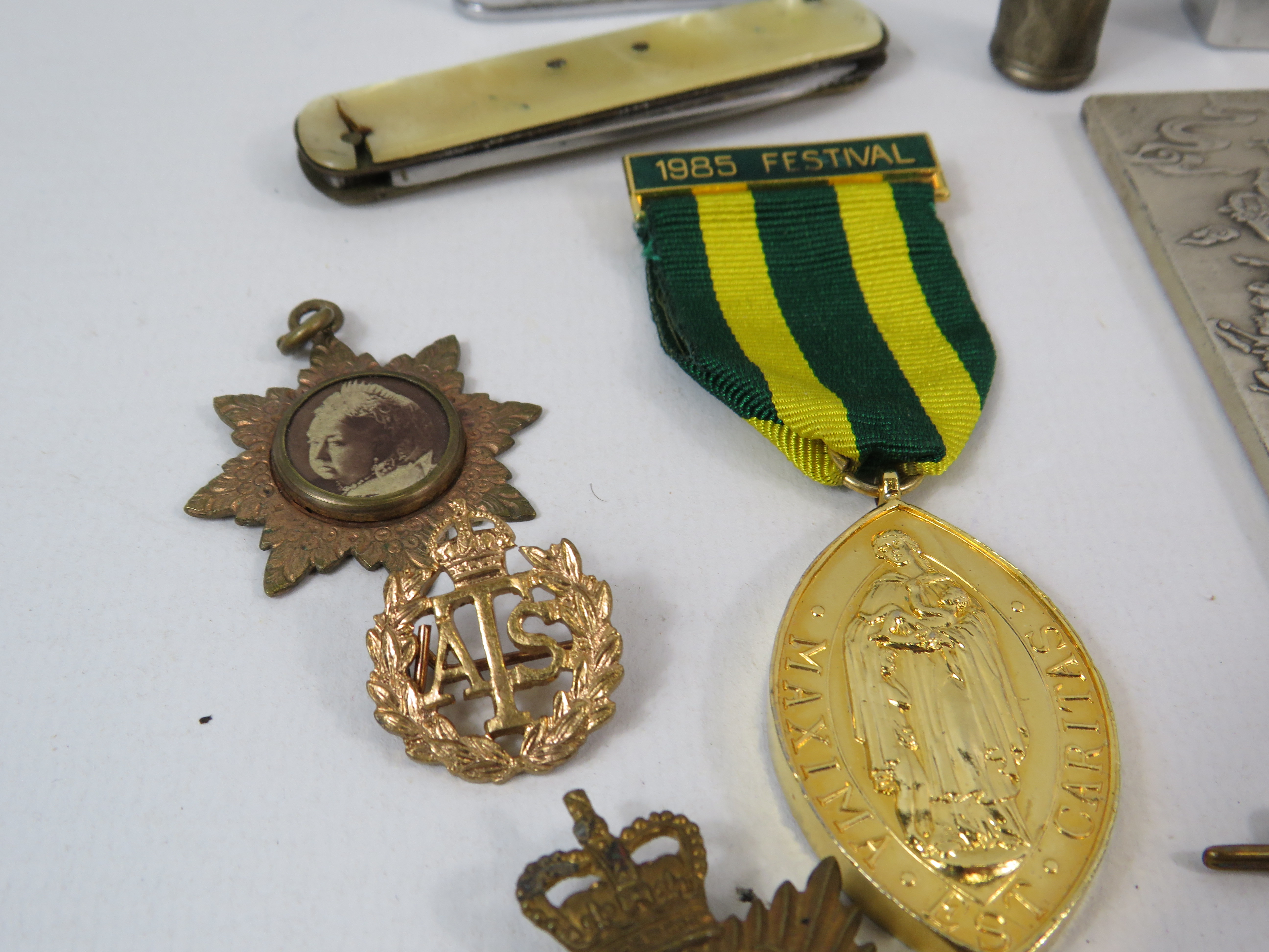 Interesting mixed lot to include military badges, lighters, pen knife etc. - Image 3 of 6