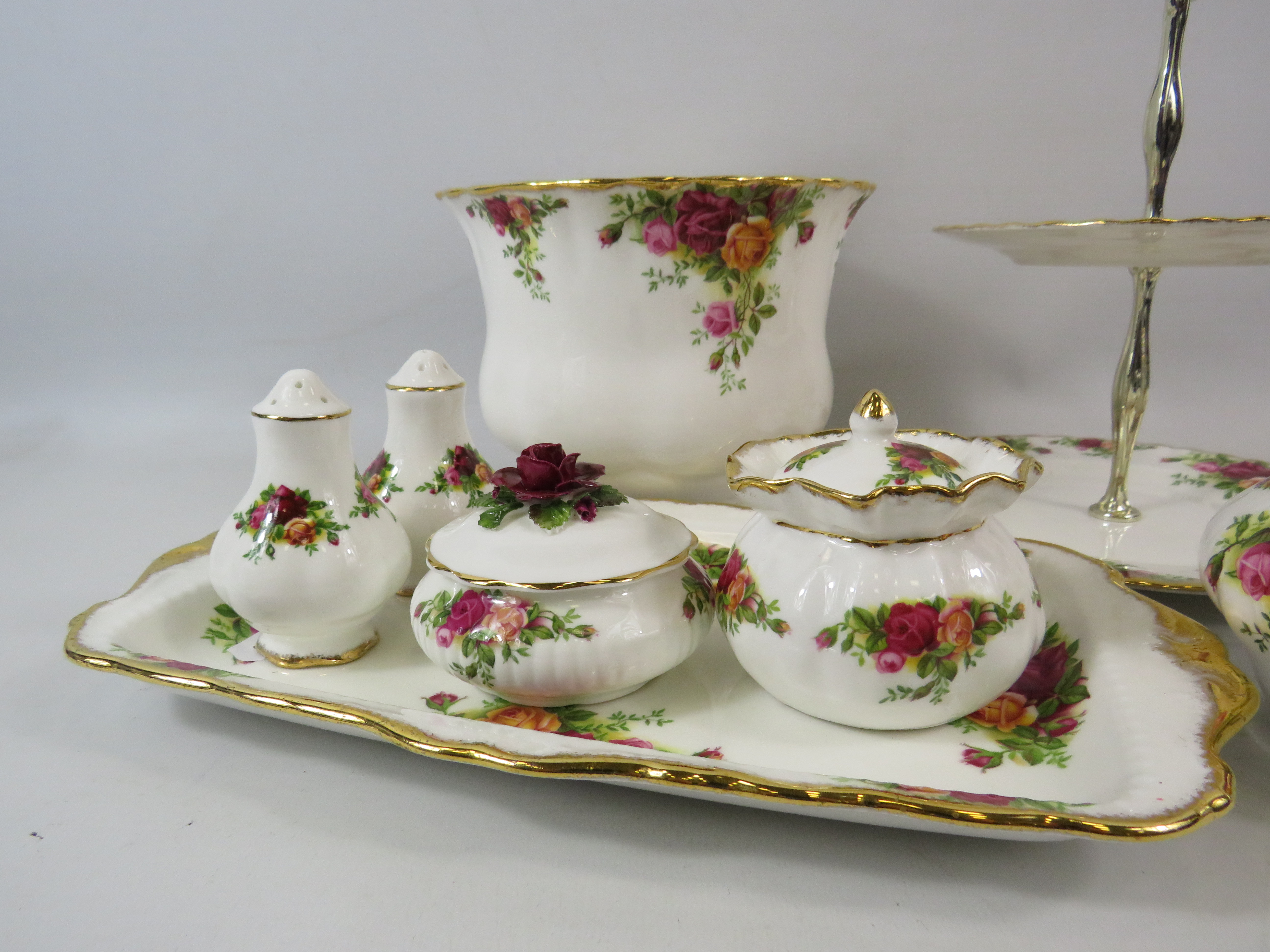 Royal Albert Old Country Roses 11 pieces in total, Plantpot, cake stand etc. - Image 2 of 2