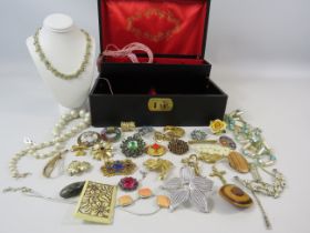 Good selection of various vintage brooches, scarf clip and a jewellery box.