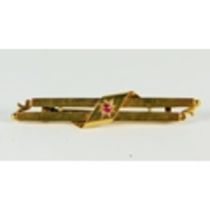 15ct Yellow Gold Ruby Set parallel bar brooch. 2.2g total