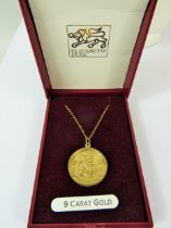 9ct Gold St Christopher pendant set upon an 18 inch, 9ct gold trace chain. Total weight 1.8g