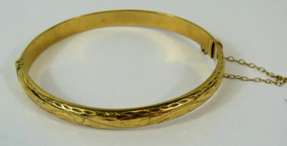 9ct Yellow Gold hinged Bangle with clasp. Safety chain fitted. Total weight 8.0g