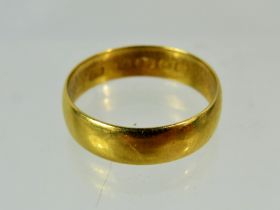 9ct Yellow Gold wedding band. Finger size 'S' 3.7g See photos.
