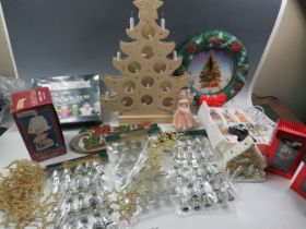 Assorted Xmas Items. See photos. S2