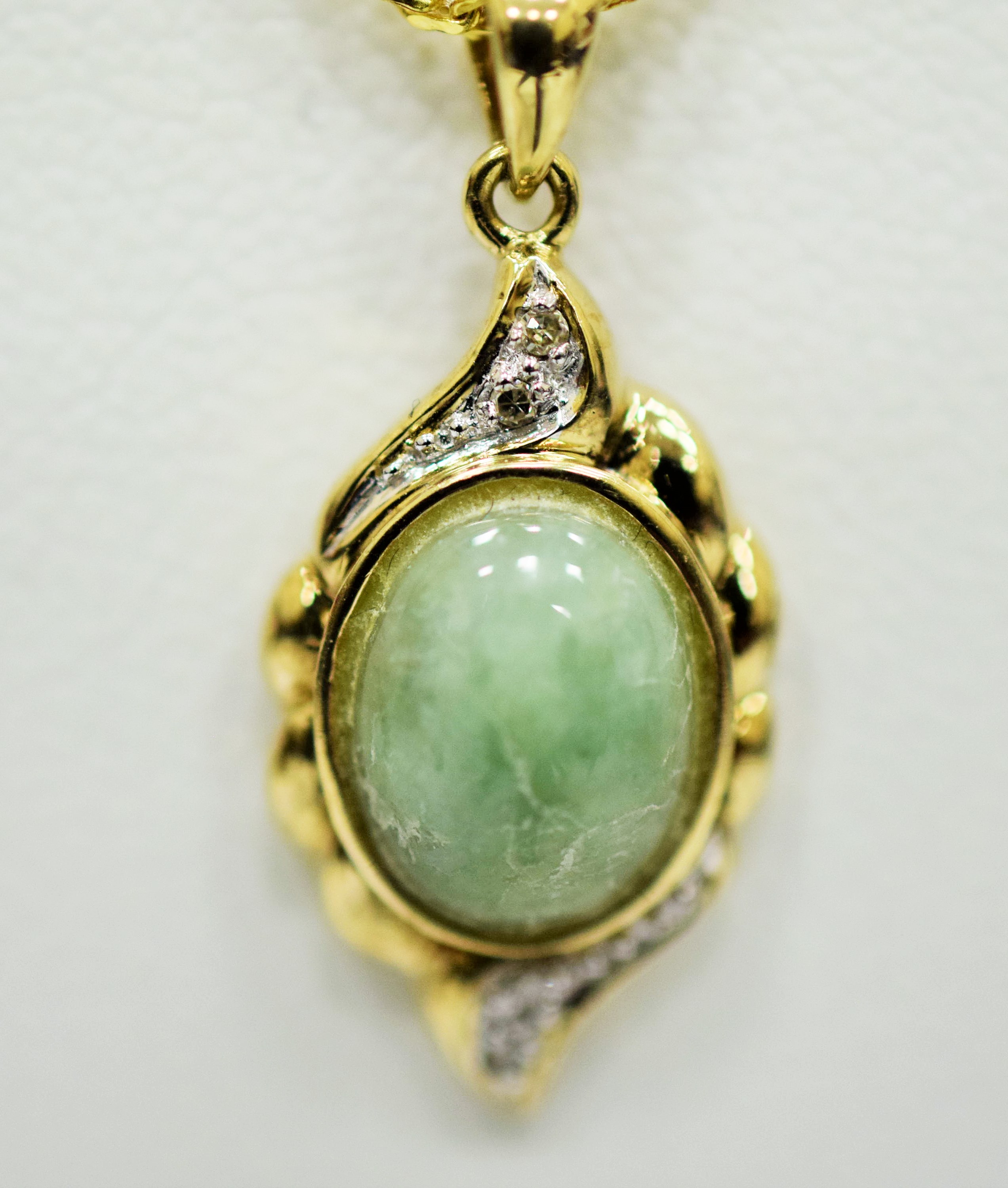 9ct Yellow Gold Pendant set with a Central Jade with Diamond surround. Hung on a 14ct fancy link 22  - Image 2 of 2