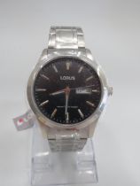 Lorus Quartz Gents watch with day date window, Steel strap, Original box and papers. Needs battery
