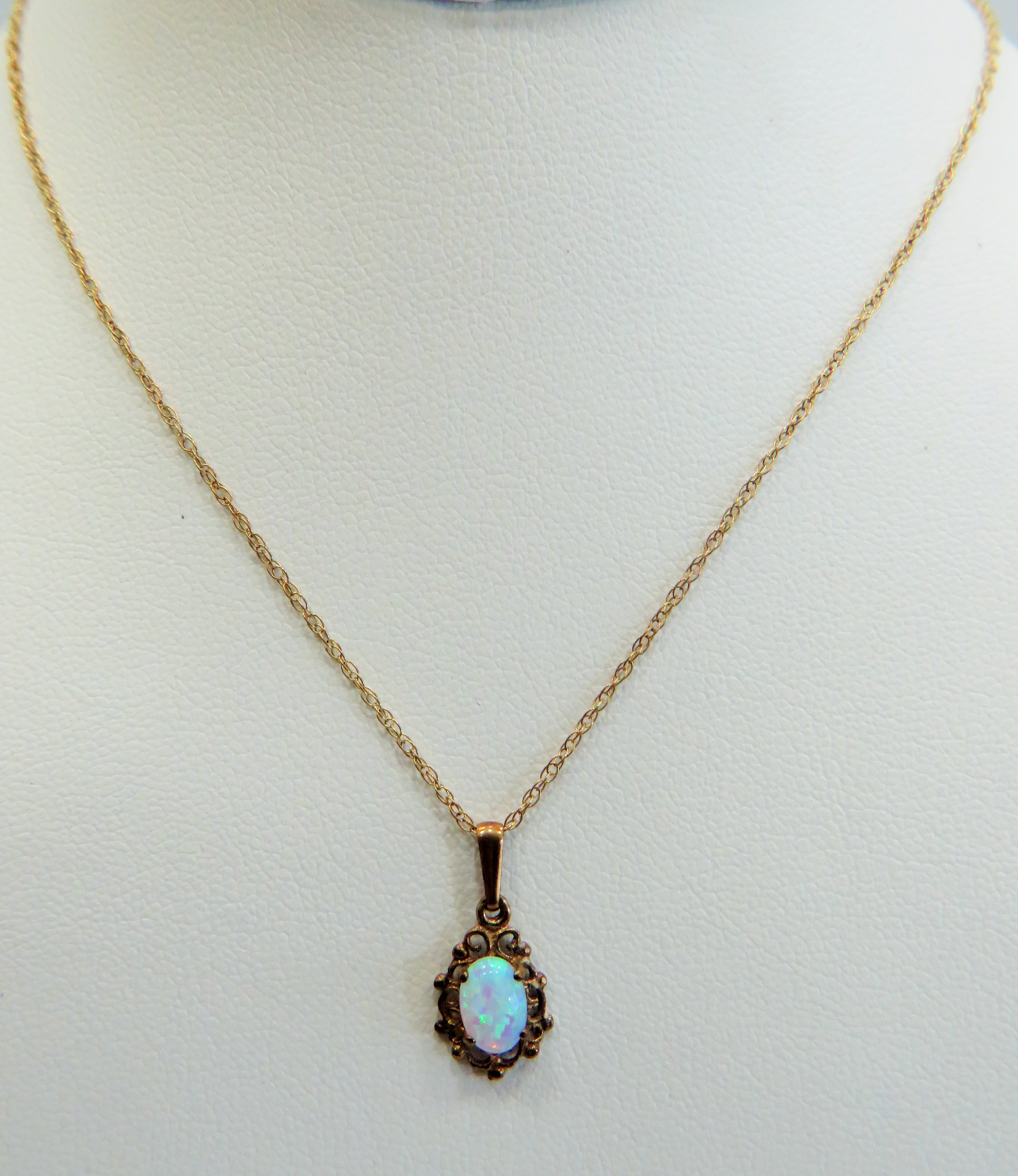 9ct Opal Set pendant set upon a 9ct gold 18 inch chain.   Total Weight 1.2g - Image 2 of 2