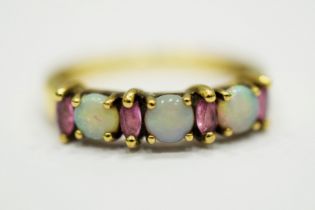 9ct Yellow Gold Ring set with Opal & Amethysts. Finger size 'Q-5 to R' 2.4 g