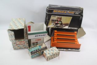 Assorted Vintage SCALEXTRIC Accessories 484718