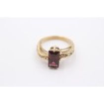 9ct gold garnet and white gemstone shoulder setting ring (4.2g) 743378 PA496