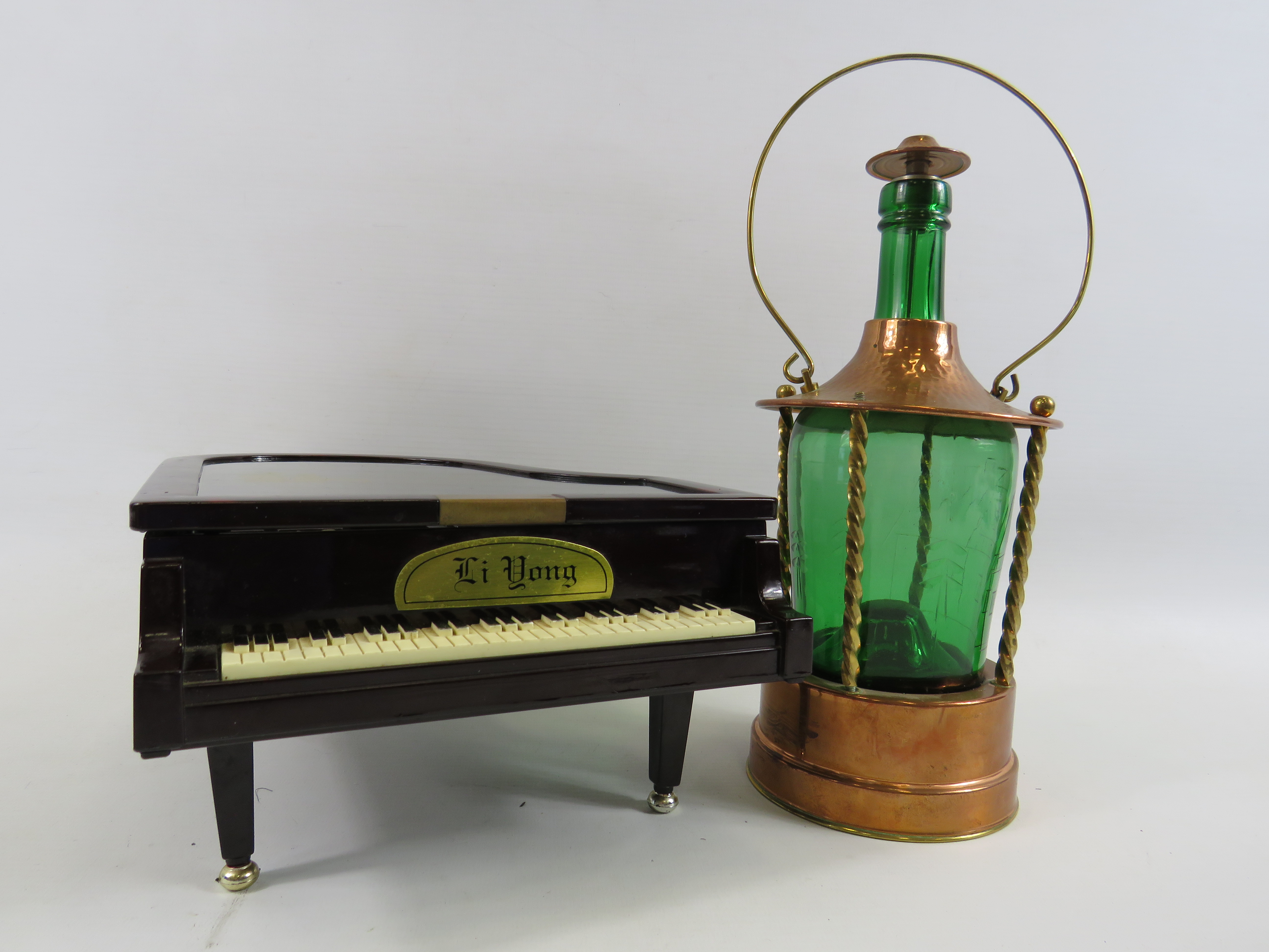 Musical decanter in the form of a lantern and a musical jewellery box in the form of a piano. - Image 3 of 3