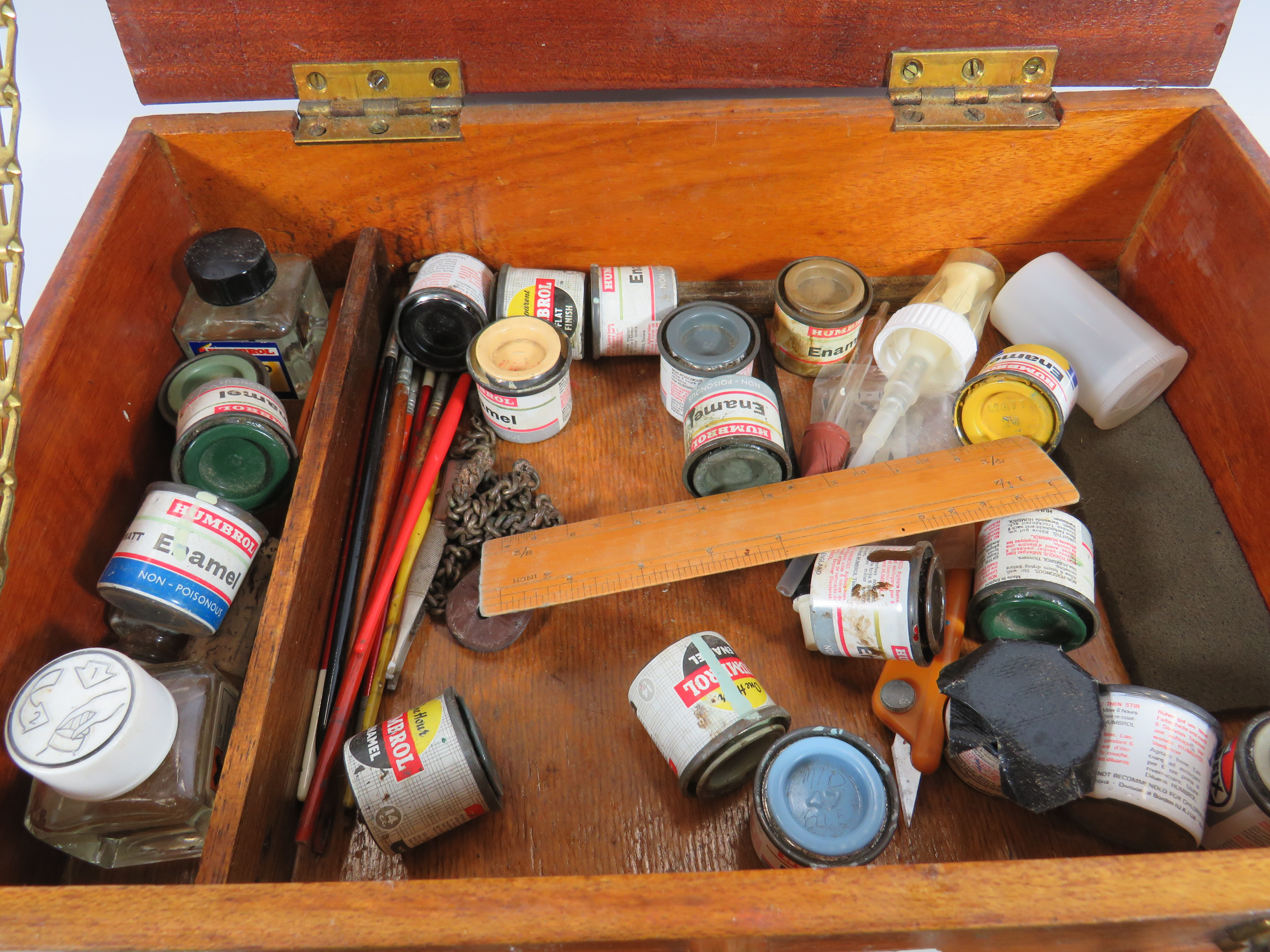 Vintage wooden paint box containing Humbol paint tins and brushes. See photos.  - Image 3 of 4