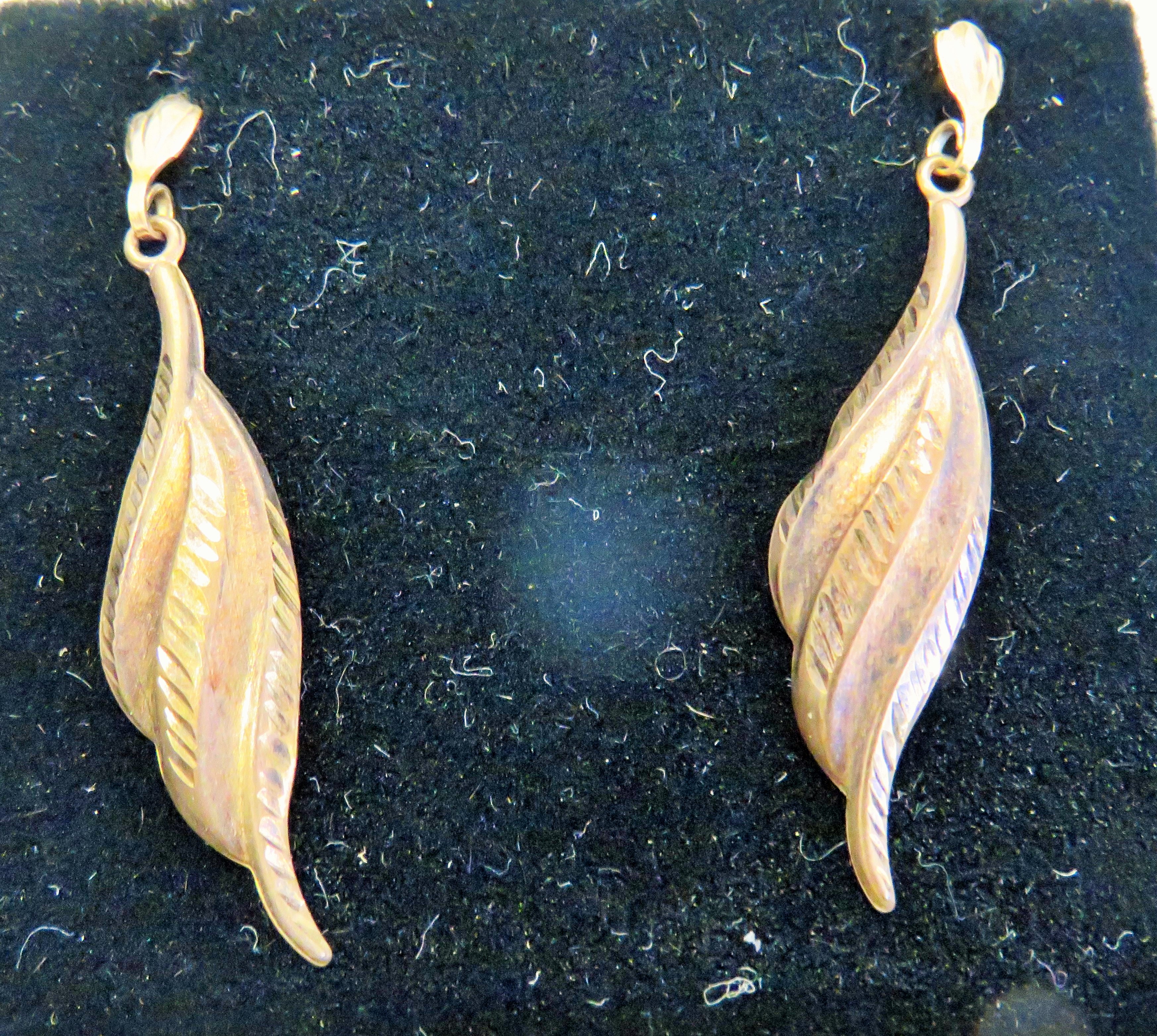 9ct Yellow Gold leaf shaped drop earrings, each approx 25mm long (one fastener missing) total weight