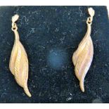 9ct Yellow Gold leaf shaped drop earrings, each approx 25mm long (one fastener missing) total weight