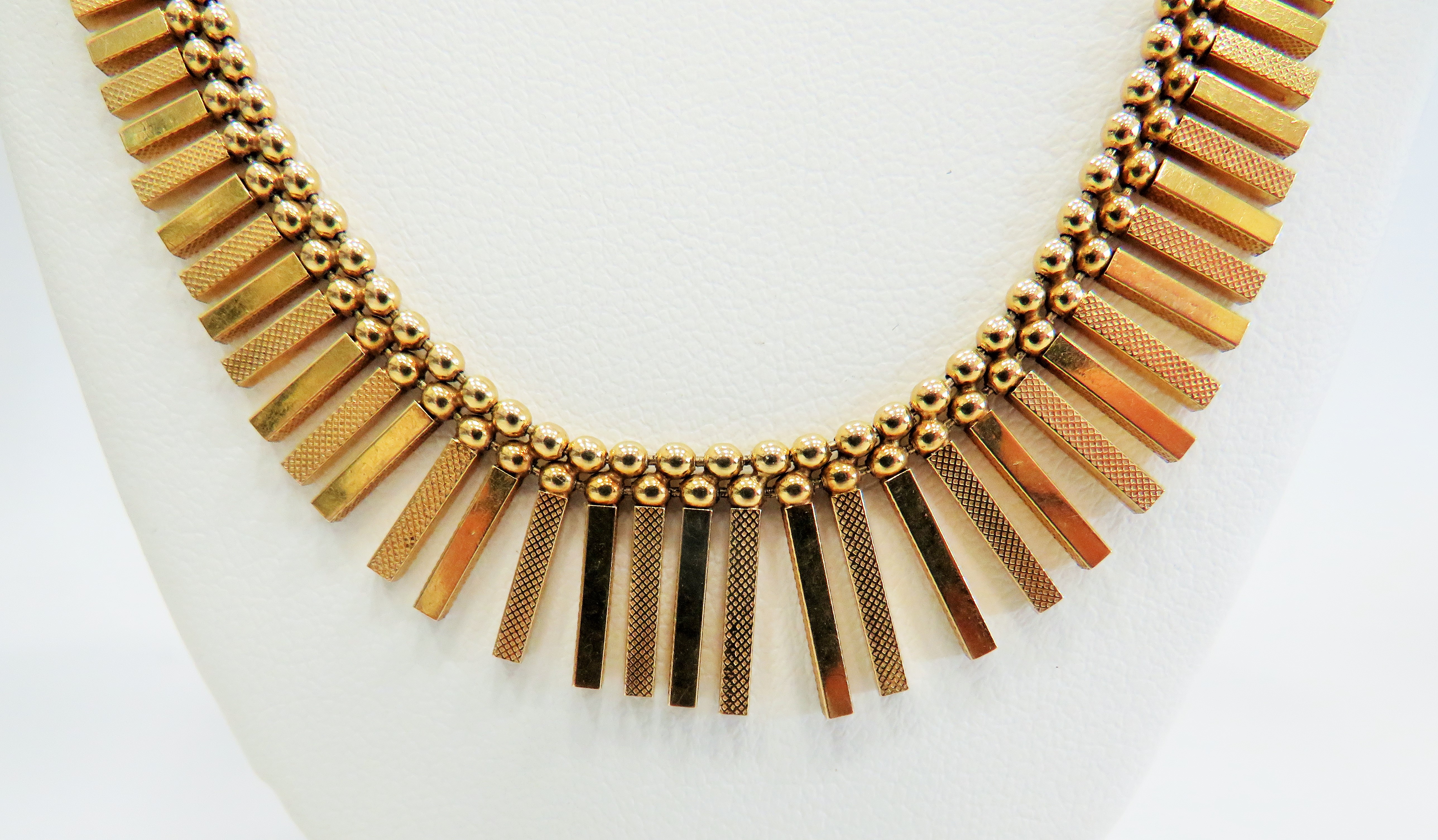 9ct Gold Graduated Fringe necklace. 18 inches long.  Total weight 23.2g - Image 2 of 2