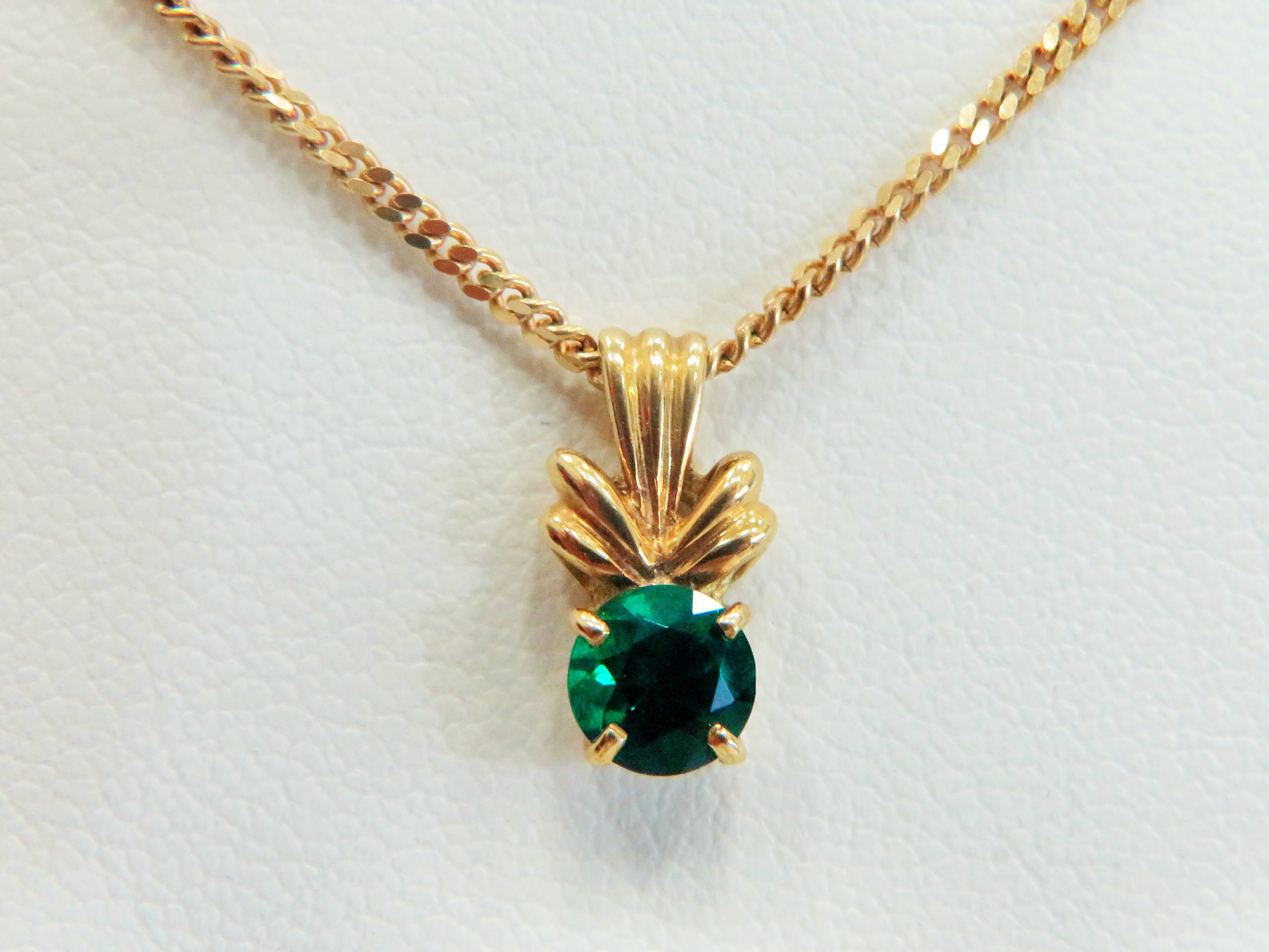 9ct Yellow Gold Emerald coloured Circular CZ set pendant hung upon an 18 inch chain.  Total Weight   - Image 2 of 2