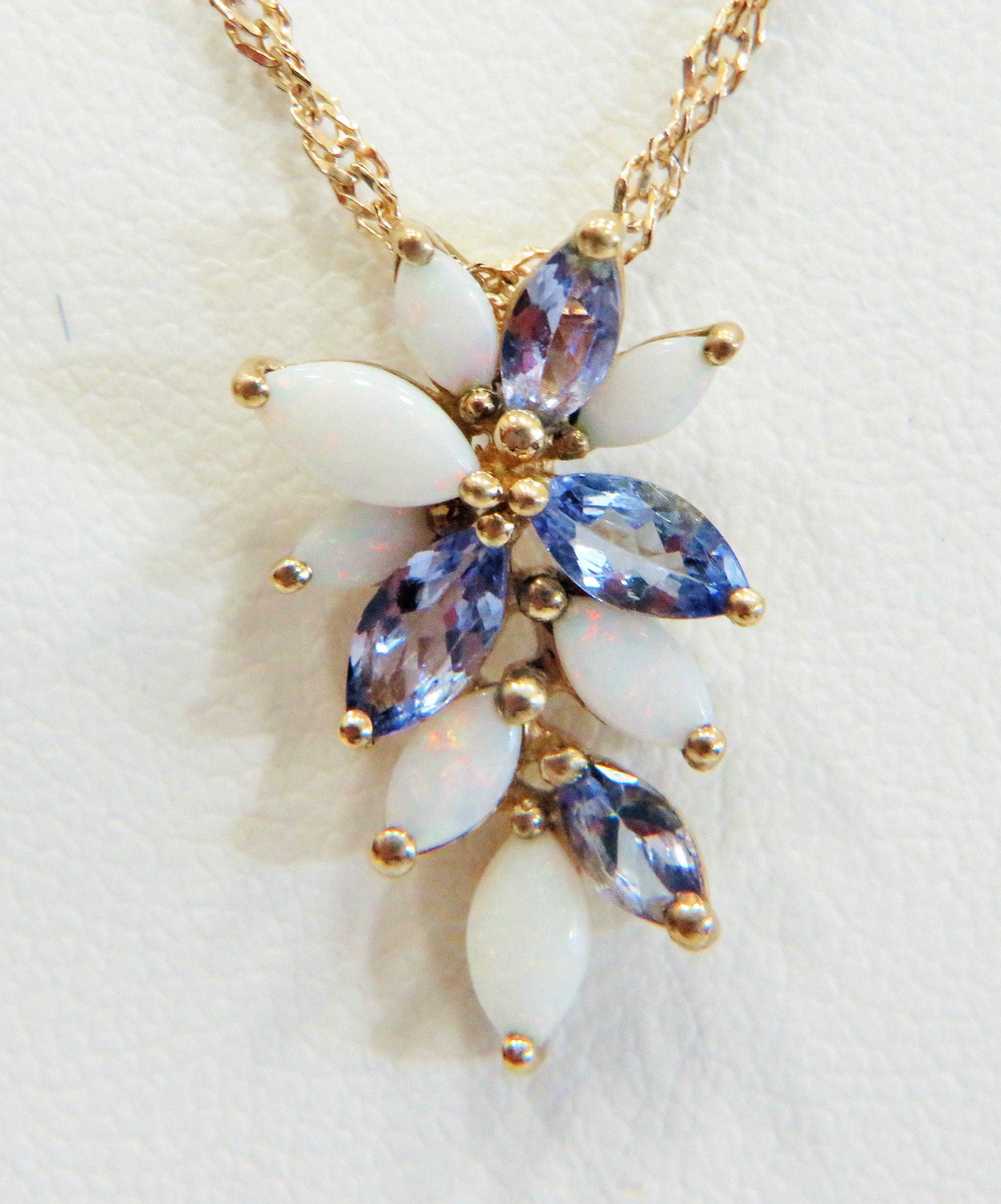 9ct Opal and Tanzanite set leaf pendant (25mm) set upon a 20 inch double link 9ct chain. Total weigh - Image 2 of 2