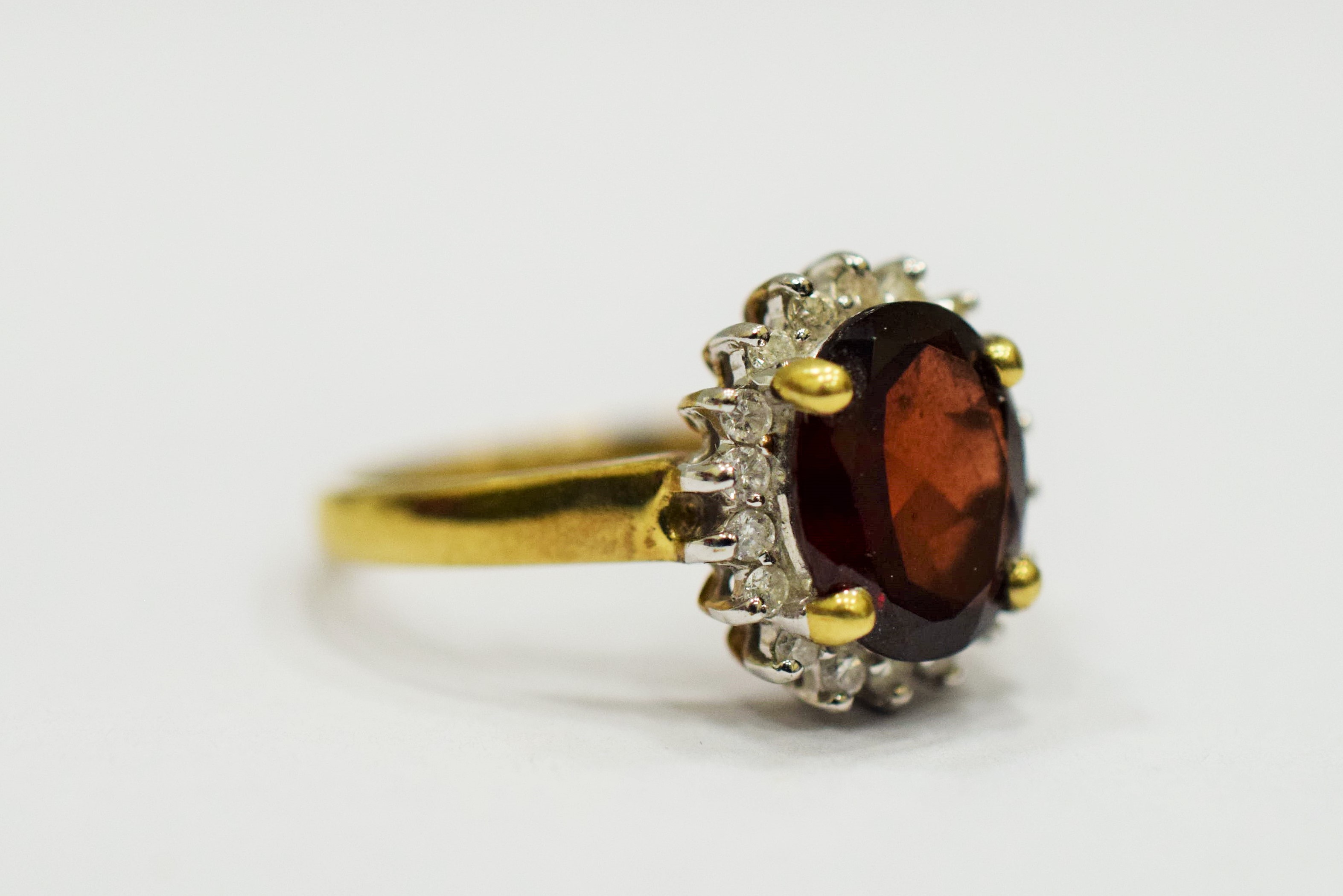 9ct Yellow Gold Ring set with a Large Central Garnet which measures approx 20 x 12mm and is surround - Image 2 of 3