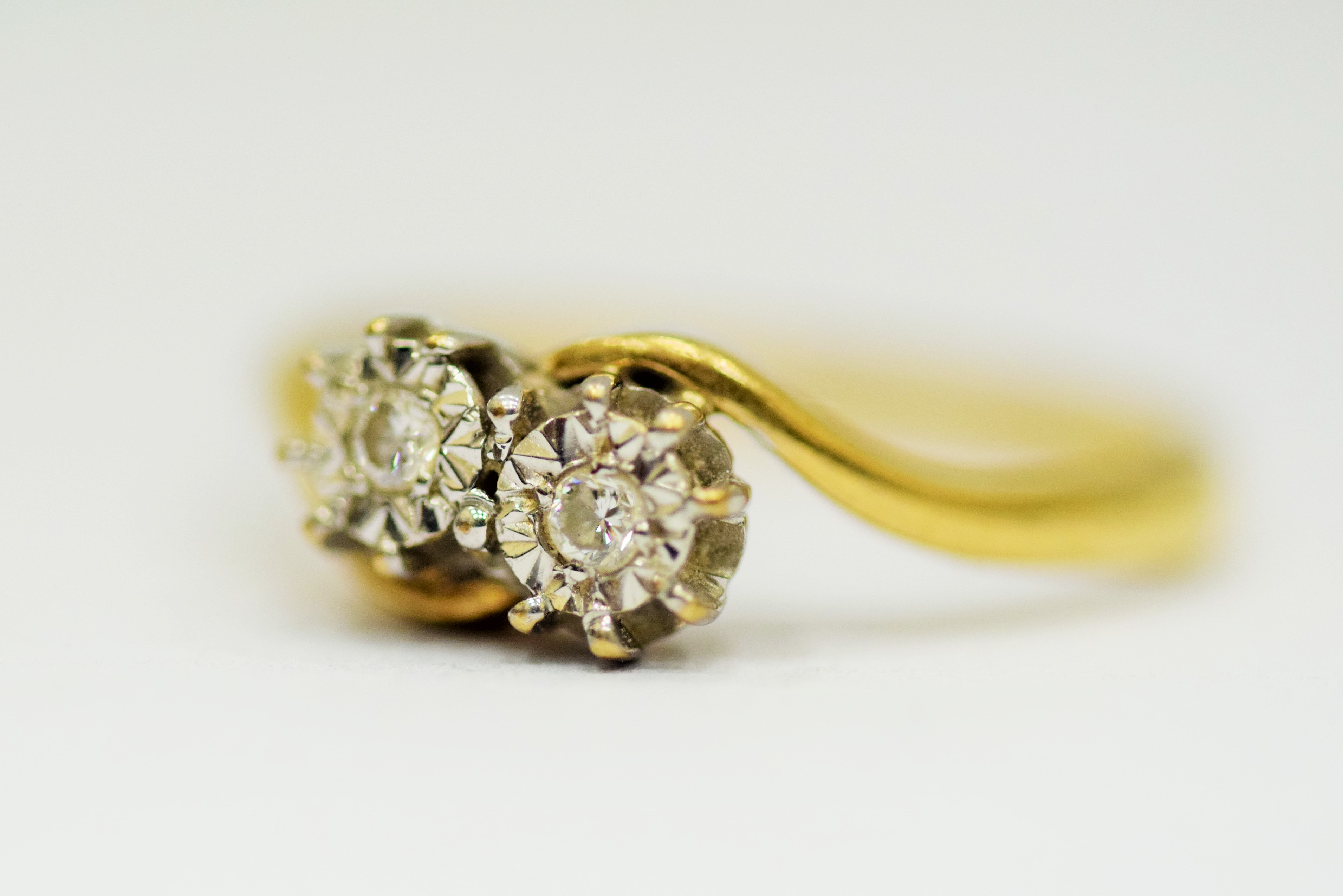 9ct Yellow Gold ring set with Twin Illusion set Diamonds of 0.05pts each.  Finger size 'O'   2.5g - Image 3 of 3