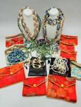 Selection of Honara and Bronzo Pearls some with original silk bags, see photos. 