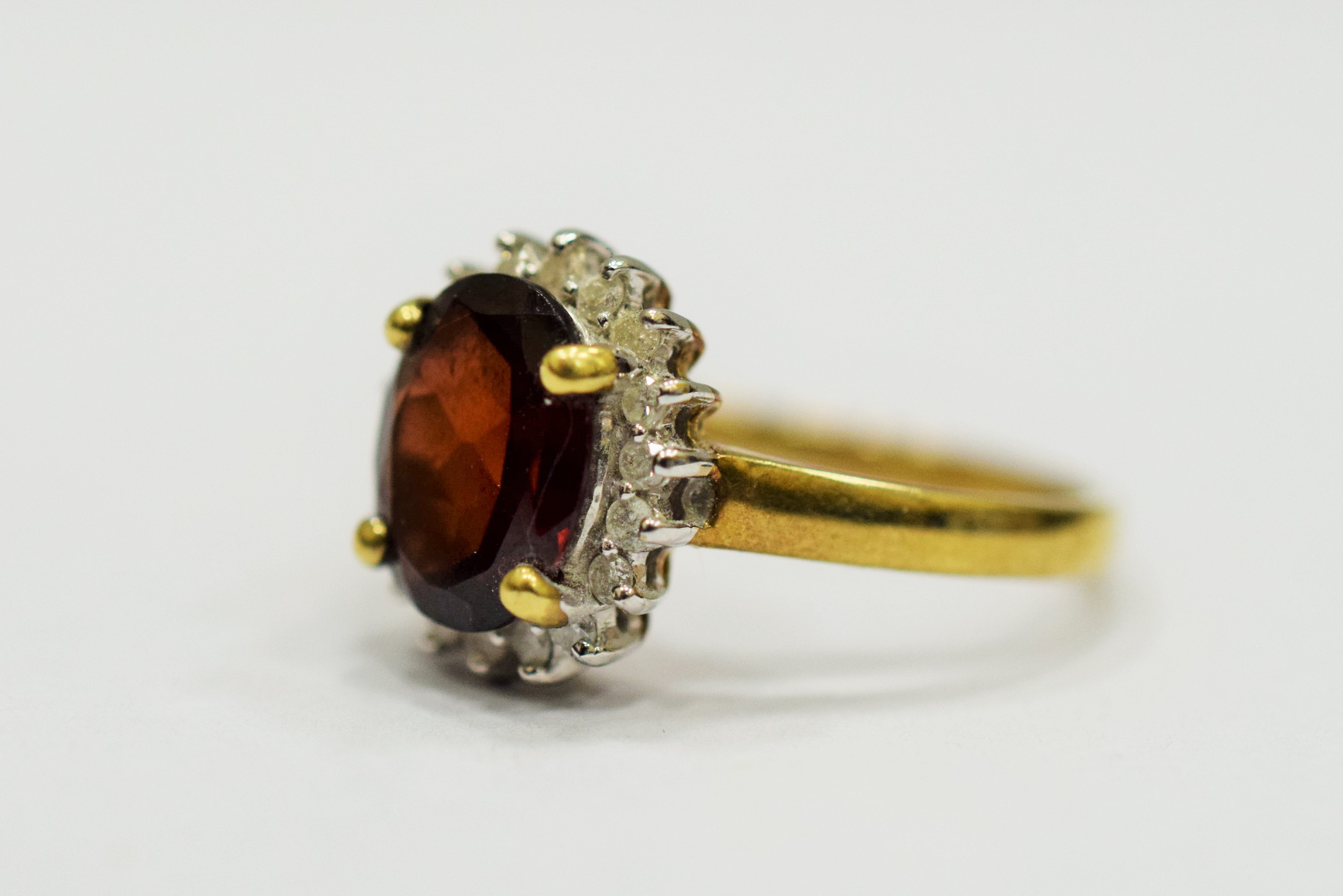 9ct Yellow Gold Ring set with a Large Central Garnet which measures approx 20 x 12mm and is surround - Image 3 of 3