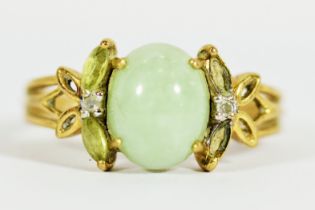 9ct Yellow Gold Jade set ring with Citrene stones to side (two missing) Finger size 'R' 3.2g to