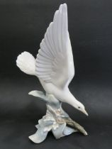 Lladro Figurine 'Turtle Dove' 4550 (retired) in excellent condition. Measures approx 11.5 inches tal