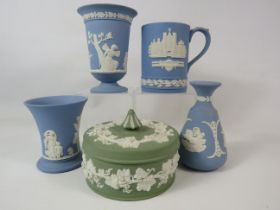 4 Pieces of light blue Wedgwood jasperware and a green large lidded trinket.