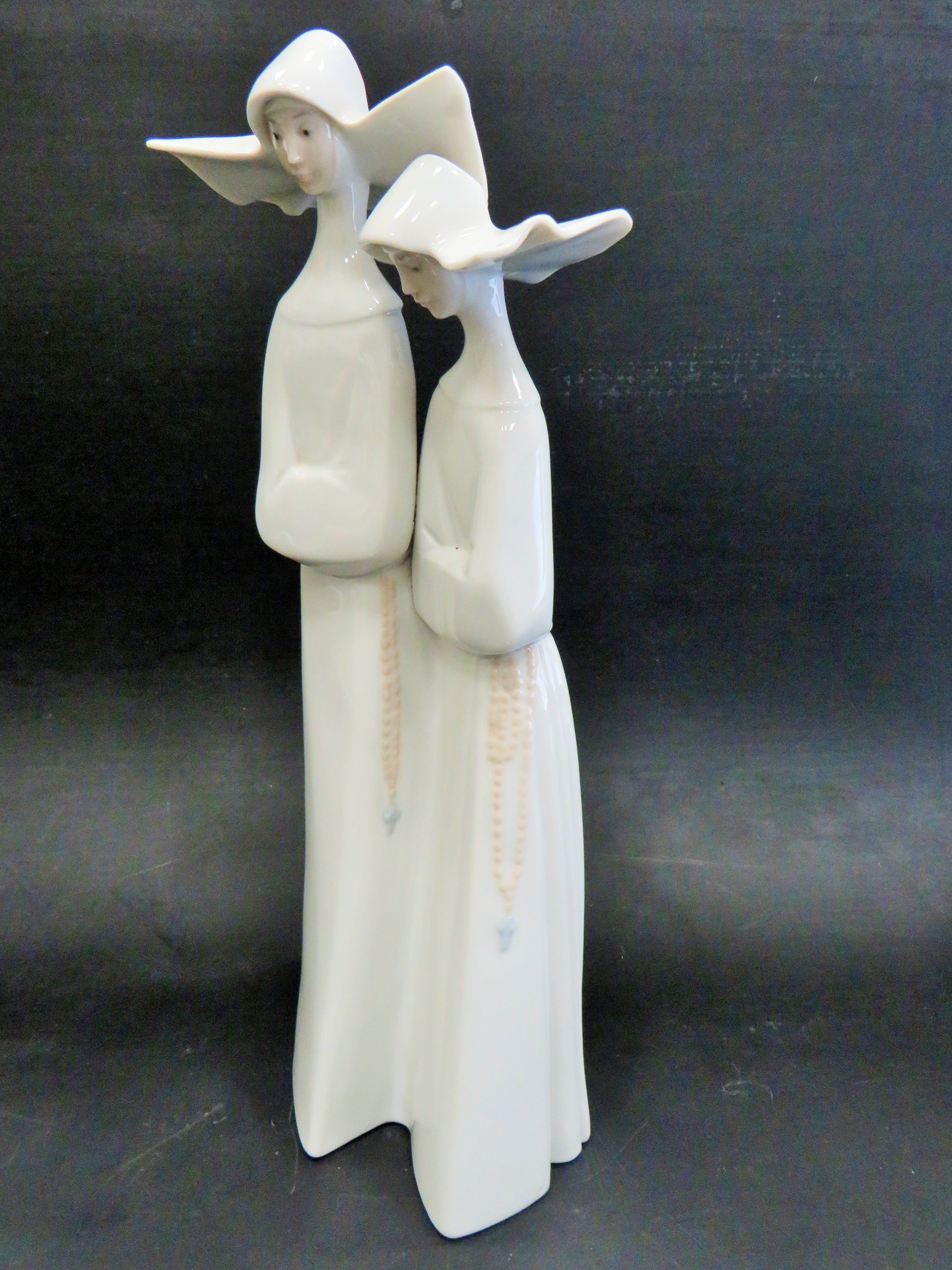 Lladro Figurine 'Two Nuns' 4611 in excellent condition. Measures approx 12 inches tall. See photos - Image 4 of 6
