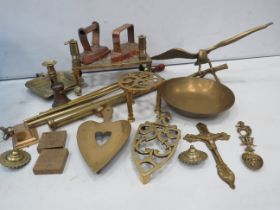 Good selection of brass items, trivots, pumps, ornaments and two copper cast irons.