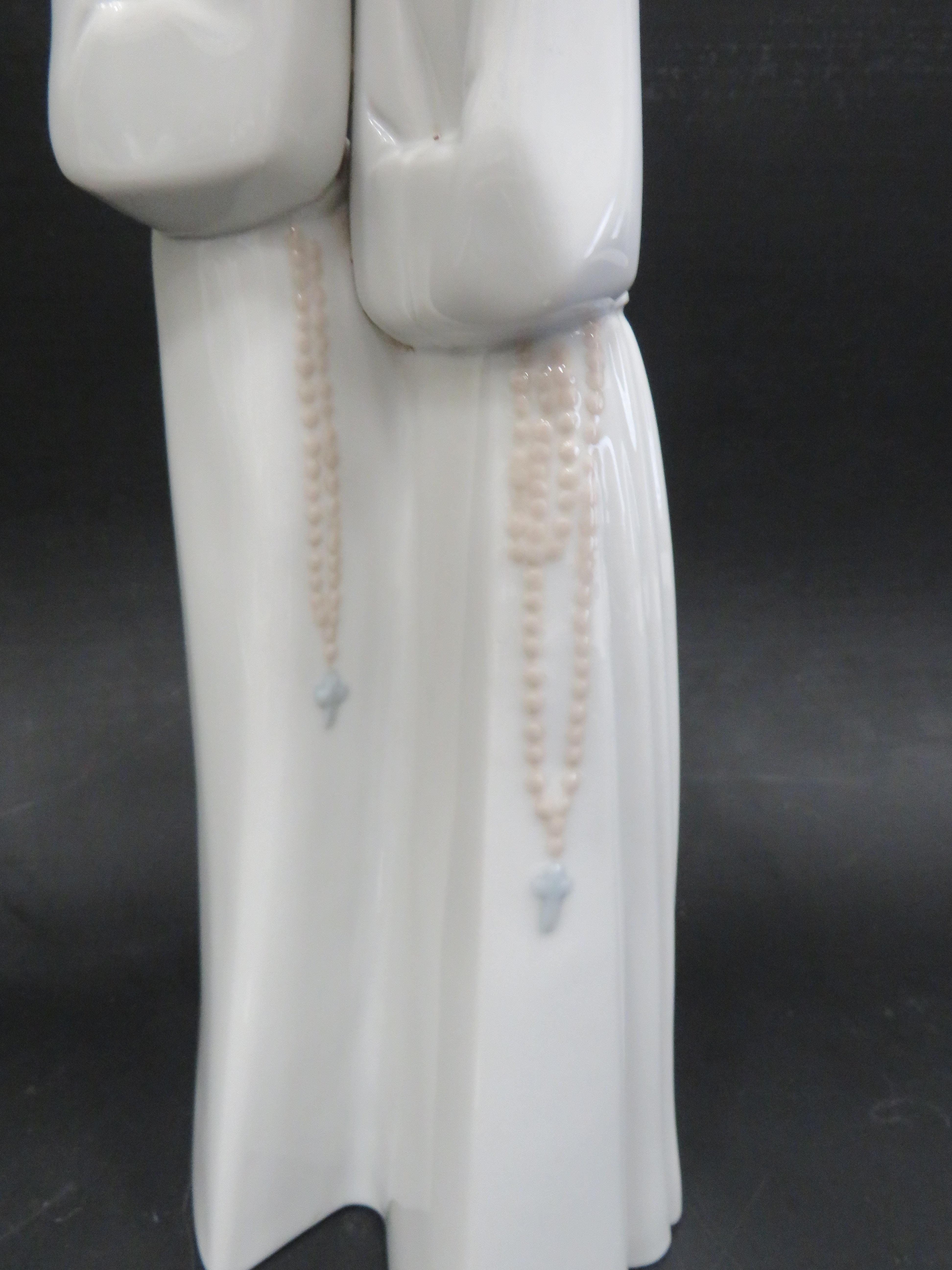 Lladro Figurine 'Two Nuns' 4611 in excellent condition. Measures approx 12 inches tall. See photos - Image 5 of 6