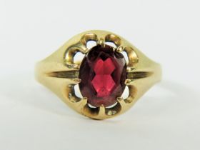 9ct Yellow Gold ring set with a large Central Garnet. Finger size 'O-5' to 'P' 2.2g