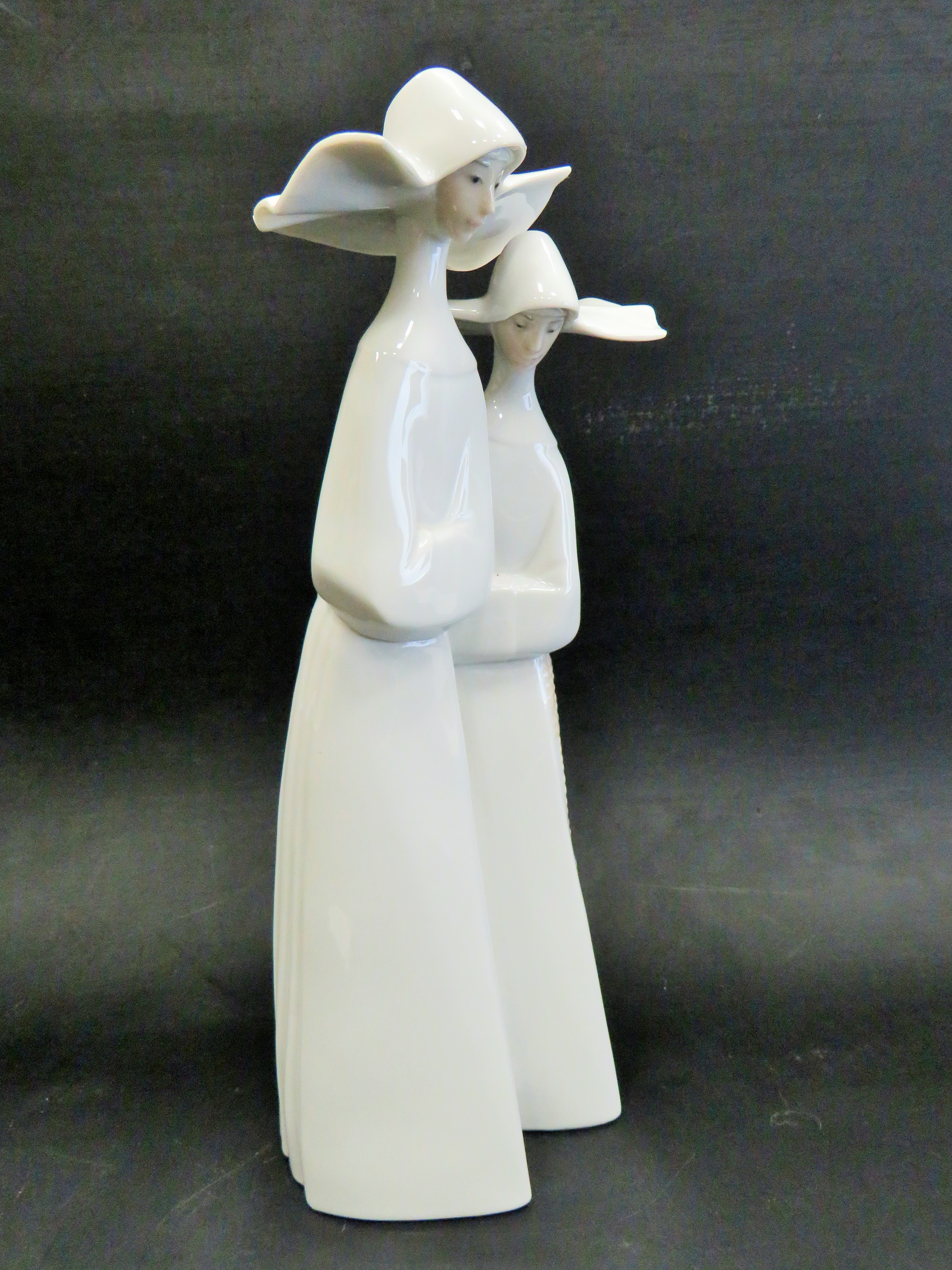 Lladro Figurine 'Two Nuns' 4611 in excellent condition. Measures approx 12 inches tall. See photos - Image 3 of 6