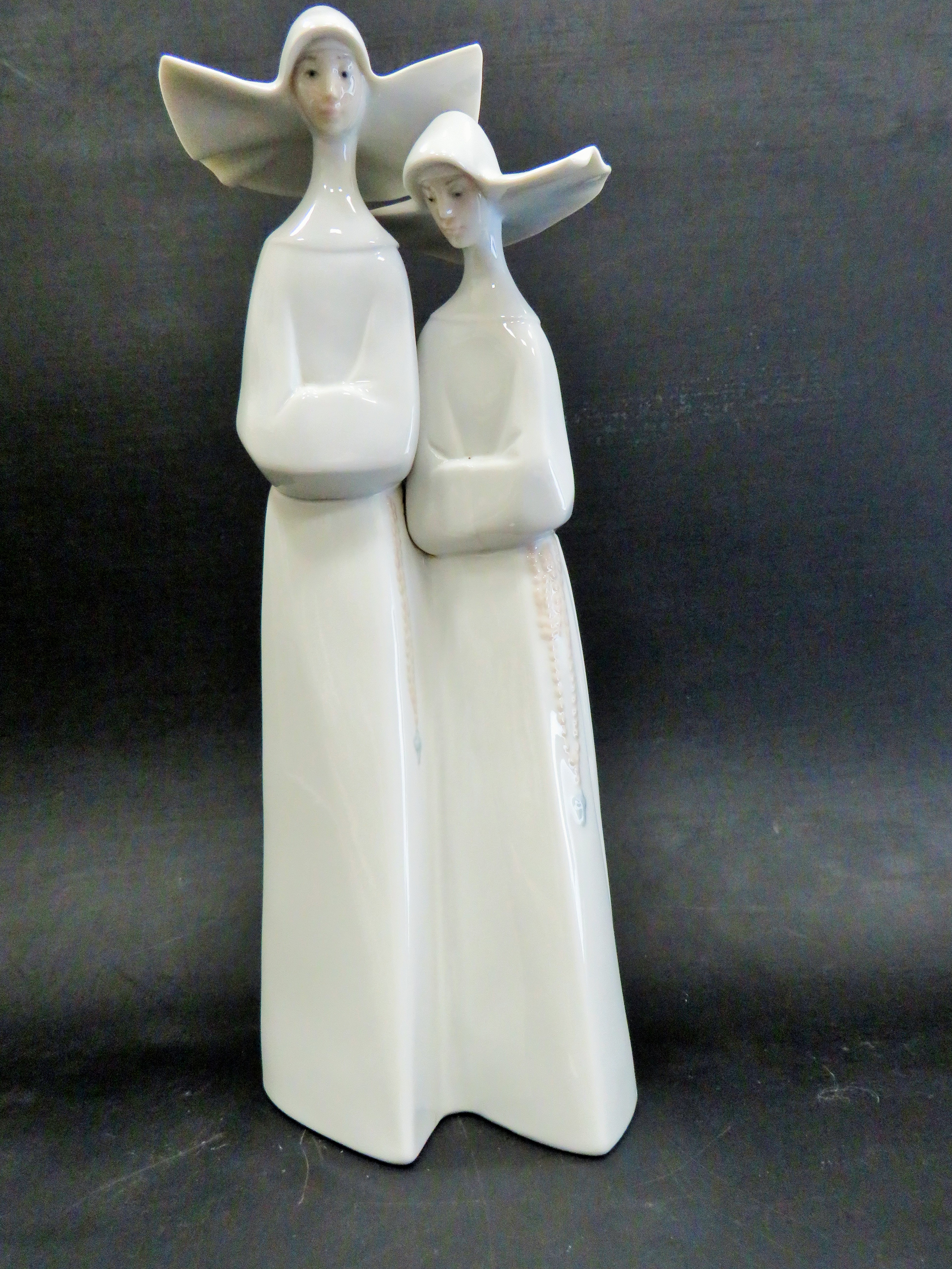 Lladro Figurine 'Two Nuns' 4611 in excellent condition. Measures approx 12 inches tall. See photos - Image 2 of 6