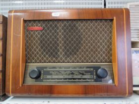 Vintage wooden Cambridge radio ( Working condition unknown).