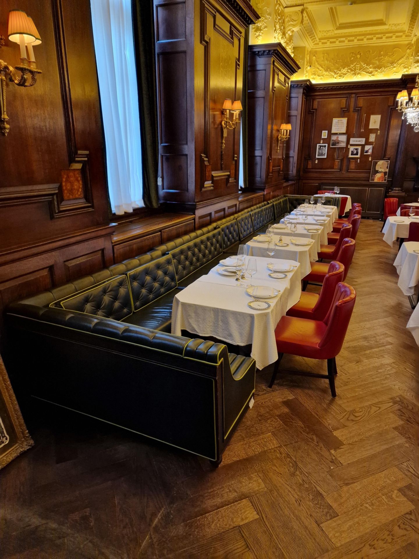 A bespoke Robert Angell tufted leather banquette U shaped upholstered in green full leather with - Bild 3 aus 9